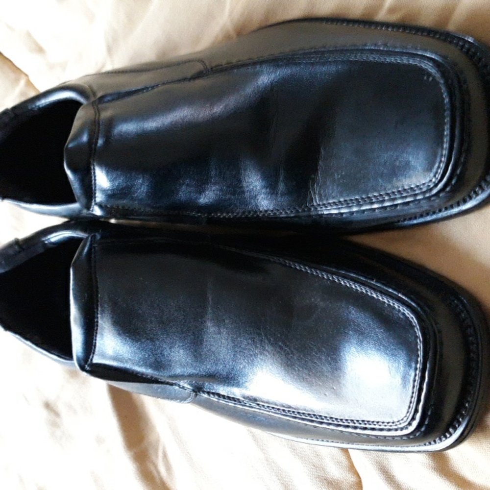 Pair black size 11 mens shoe